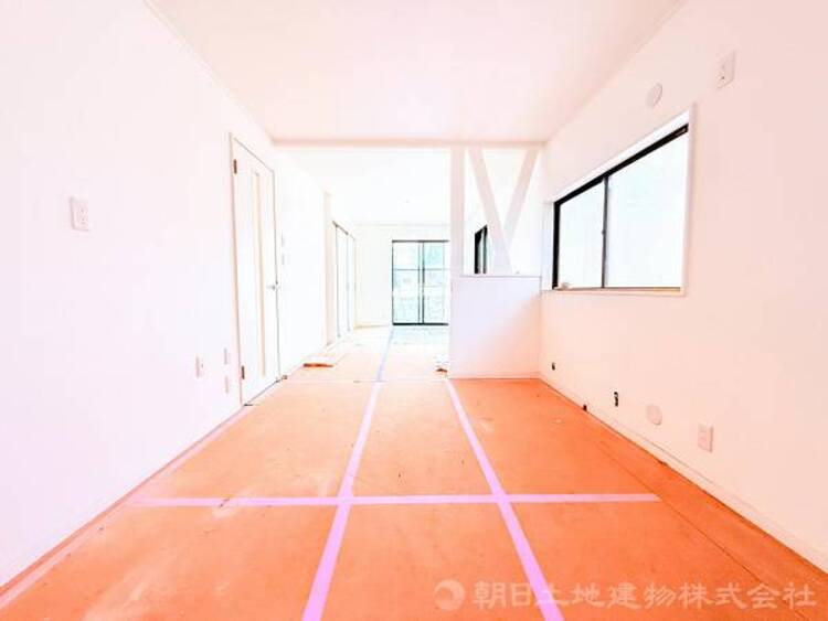 居間 お天気が晴れの日は照明をつけなくても充分明るいリビングです！どこか落ち着きのある広々とした内装です！皆で過ごす空間が、目に浮かんでくる様な優しいリビングダイニングです！くつろいだり楽しい時間を是非！
