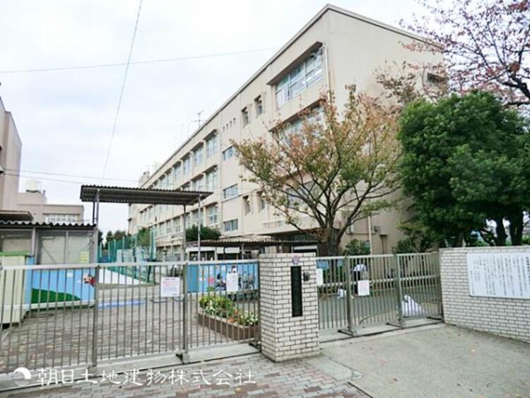 周辺 【つつじが丘小学校】900ｍ　青葉区藤が丘エリアの整った住宅街に位置し、穏やかな環境の中で学習ができます。安定した中規模で、先生の目が届きやすく穏やかな友達関係を築けます。
