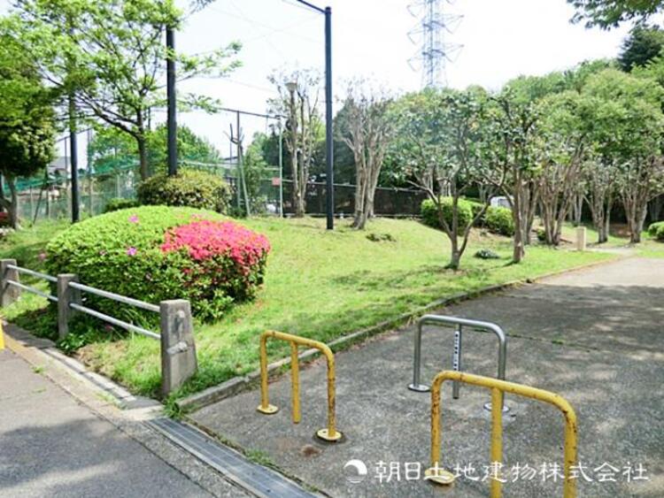 周辺 【梅が丘第二公園】230ｍ　閑静な街並みにある木々に囲まれた緑豊かな公園です。ゆったりとした敷地に様々な遊具や東屋などが設置されておりお子さまの遊び場にぴったりです。