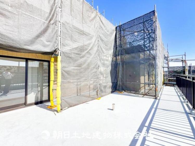 バルコニー 【ルーフバルコニー】太陽って自分だけのもの。そう勘違いさせる程たまらない空間です。
