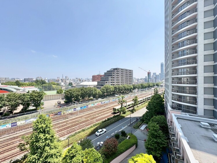 バルコニー 窓を開けると広がる青空。心をリフレッシュして日々を過ごしていきましょう。