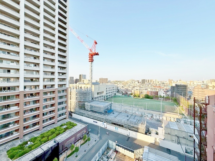 バルコニー 窓を開けると広がる青空。心をリフレッシュして日々を過ごしていきましょう。
