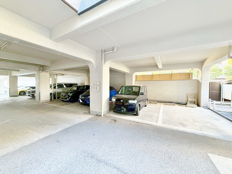 駐車場 本物件の駐車スペースです。車種制限のある場合もございますので、お気軽にお問い合わせくださいませ。