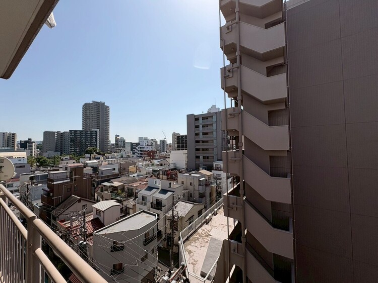 バルコニー 窓を開けると広がる青空。心をリフレッシュして日々を過ごしていきましょう。