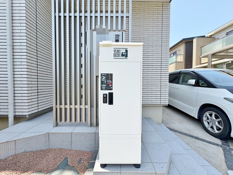設備 外出中に活躍してくれる宅配ボックスが設置されています。家で宅配物を待たなくて済みますね。