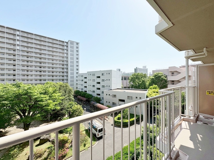 バルコニー 窓を開けると広がる青空。心をリフレッシュして日々を過ごしていきましょう。