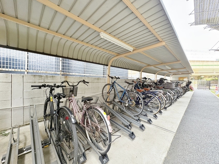 設備 きちんと整備された駐輪場。住む方の心遣いが感じられます。