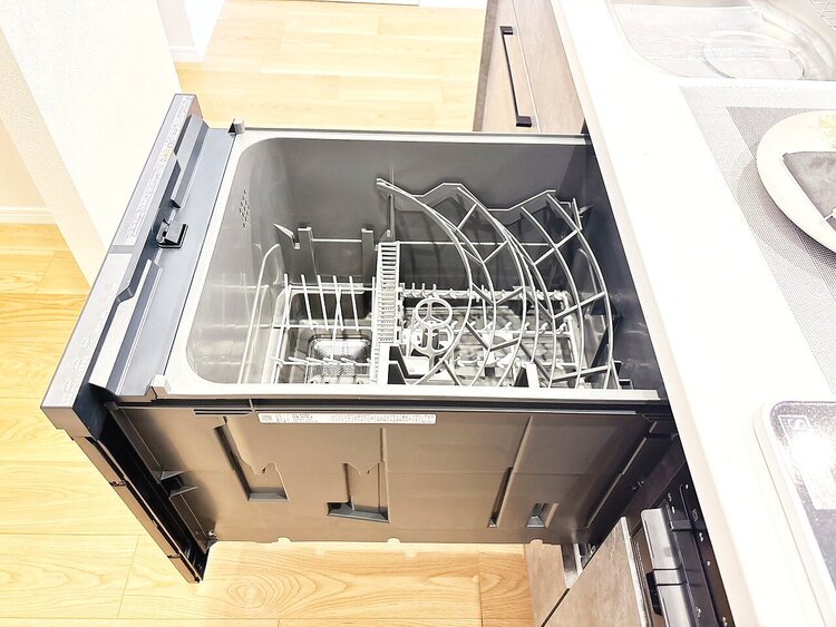 設備 食器洗いの負担を軽減。手荒れを抑えて、節水効果も見込めます。省スペースのビルトインタイプです。