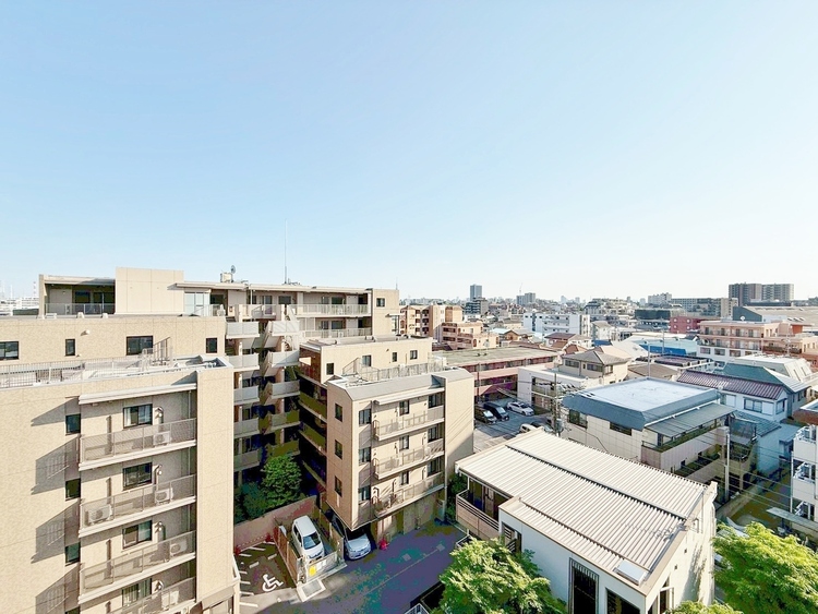 バルコニー 窓を開けると広がる青空。心をリフレッシュして日々を過ごしていきましょう。