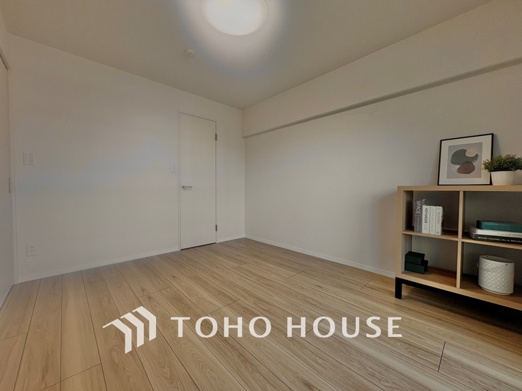 内装 使いやすく、明るい洋室に仕上がります。子供部屋や趣味のお部屋にご利用できます。ご自身で家具などを配置し、素敵な空間を創り上げられます。