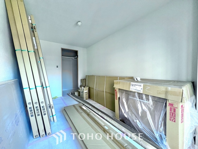 内装 【改装中】使いやすく、明るい部屋に仕上がります。子供部屋や趣味のお部屋にご利用できます。ご自身で家具などを配置し、素敵な空間を創り上げられます。