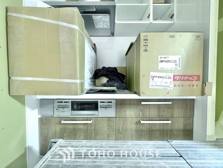 キッチン 【改装中】手元の収納から、足元の収納までが全てスライド式で、奥のスペースまで有効に活用できます。奥まで上から見渡せるので、たまにしか使わない調理器具もサッと取出せます。
