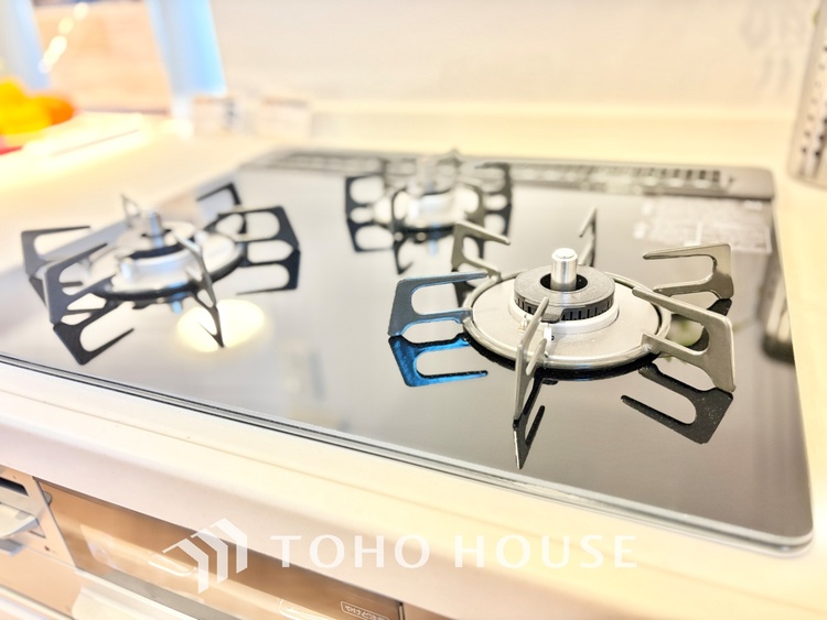キッチン 【KITCHEN】◆開放的◆後片付けが楽なシステムキッチン。収納スペースの充実！
