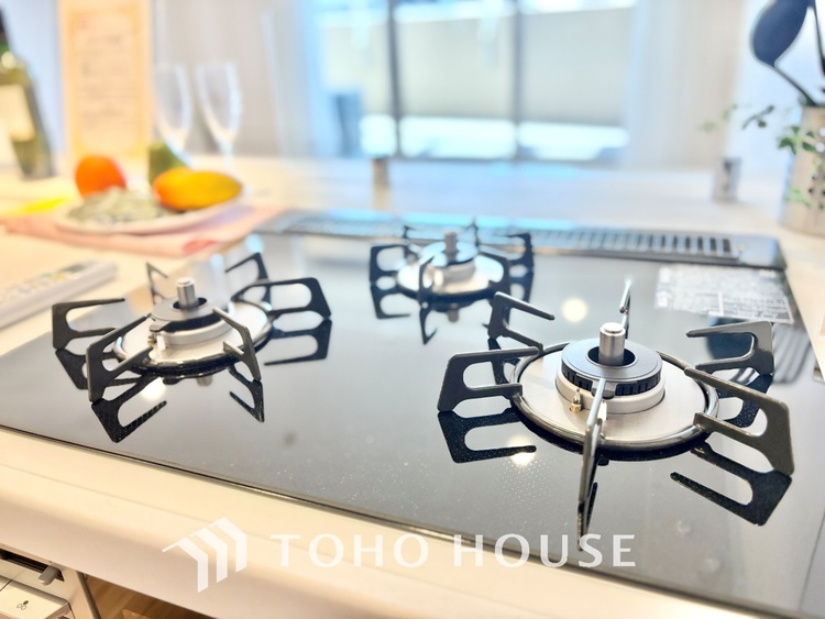 キッチン 【KITCHEN】◆開放的◆後片付けが楽なシステムキッチン。収納スペースの充実！