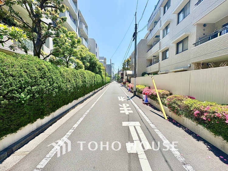 外観 【絵画のような一コマ】伸びやかに広がる空間。日当たりも良好。バランスの良い周辺環境には好感がもてる。