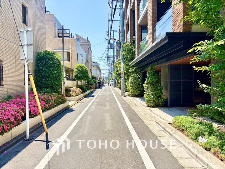 その他 幾度となく通い続ける道。小さな花、木々のざわめき。毎日の生活をあざやかに彩ってくれる。そんな想像をかき立てられる。