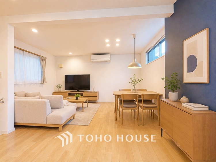 内装 【リビング】居住中物件のためAI加工で家具を配置しております。