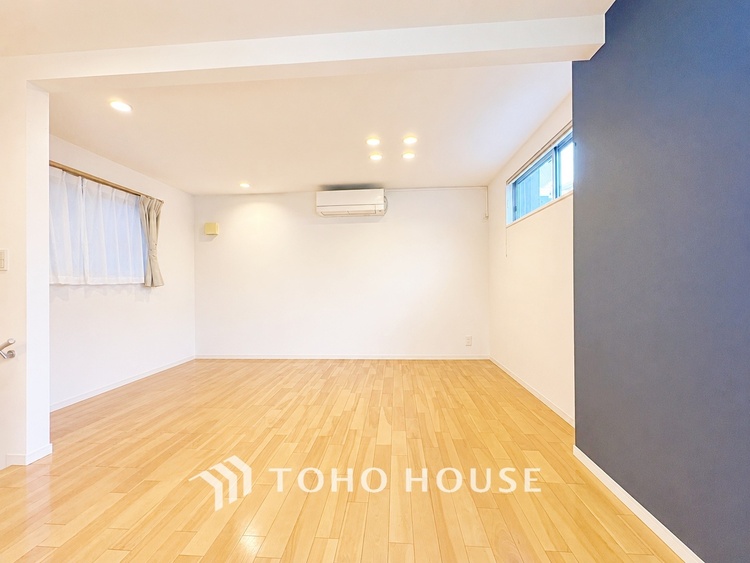内装 【リビング】居住中物件のためAI加工で家具や荷物を消しております。