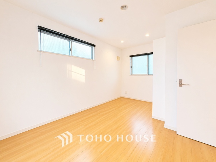 内装 【居室】居住中物件のためAI加工で家具や荷物を消しております。