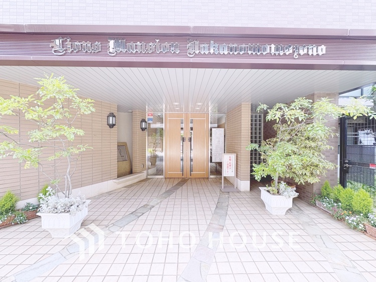 エントランス 【ENTRANCE】◆家族◆家で家族と過ごす時間は限られている。帰りを待つ家族の元へと急ぐときの弾む思い。そんな思いを引き立てる邸宅。