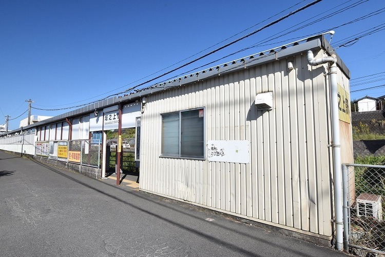 周辺 JR坂之上駅JR坂之上駅＝坂之上4丁目にあるJR九州指宿枕崎線の駅で一日の平均乗車人数は約2200人で市内の鉄道駅では第3位近隣には鹿児島国際大学がある。 徒歩 約17分（約1300m）