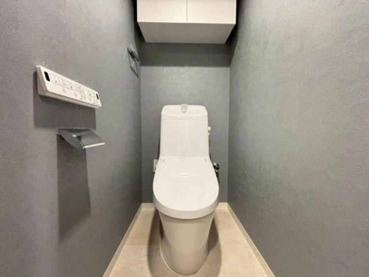 トイレ 白を基調としたウォシュレットトイレは清潔感あるプライベート空間を演出します。