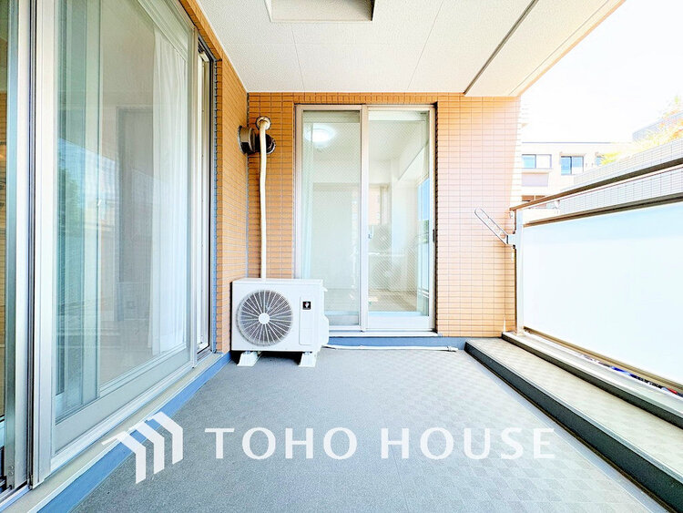 バルコニー 日当たりの良いバルコニーで晴れの日の洗濯物も楽しみになりますね