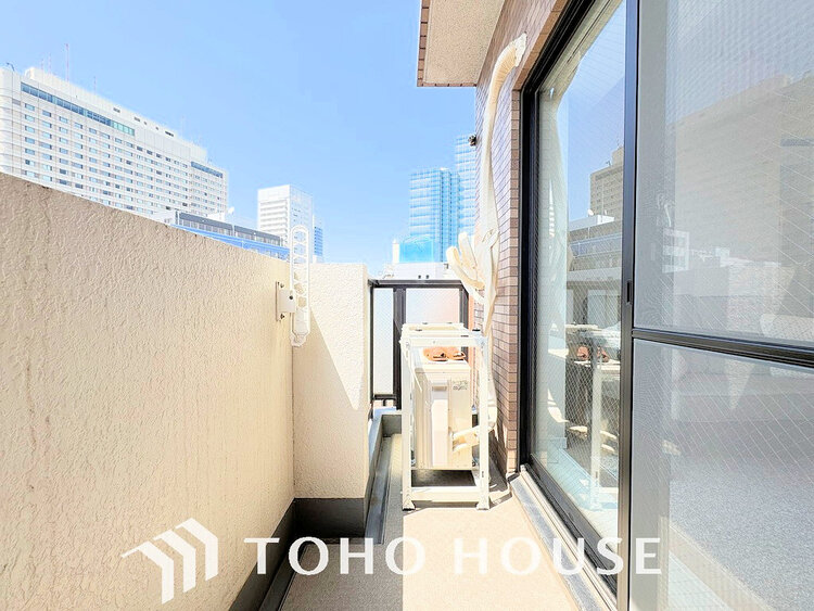 バルコニー 日当たりの良いバルコニーで晴れの日の洗濯物も楽しみになりますね