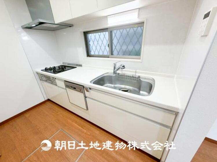 キッチン 【キッチン】住宅の主役でもあり、日常生活を過ごす上で重要な水回りでもあるからこそ機能性・デザイン性に拘りました。お掃除のしやすいシステムキッチンを設置しました。