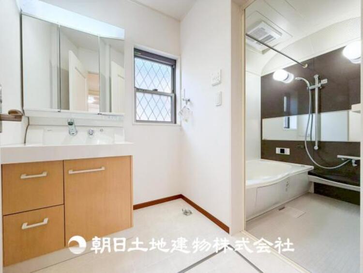 洗面 【洗面化粧台】慌ただしい1日が始まり、充実した1日の終わりを締めくくる洗面所。快適に過ごせることはもちろん、収納や機能性を兼ね備えた洗面化粧台です。