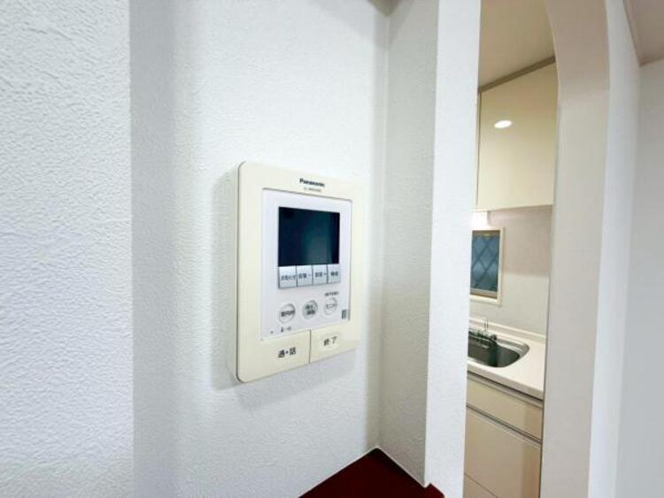 設備 【モニター付きインターホン】モニター付きインターホンで来客者の顔が見れるのでお子様の留守番時にも安心できますね。