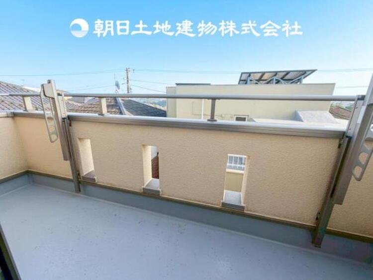 バルコニー 【バルコニー】温かい太陽を感じる事ができるのは、目の前に遮るものが無いから。彼方に広がる風景が絵画のように広がります。