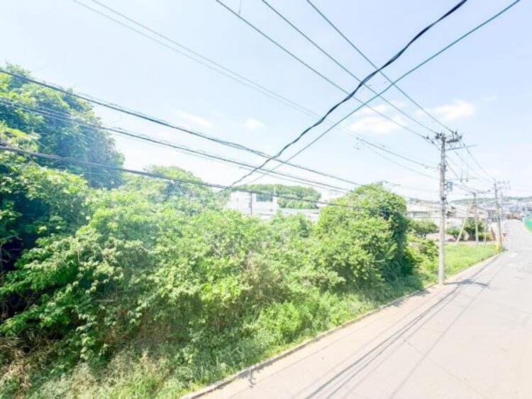 その他 青空が広がる眺望で、窓辺に立つだけで気分転換できて、おうち時間が豊かになります 幸せな時間がそっと続きます。家族の生活に癒しを足してくれます◎