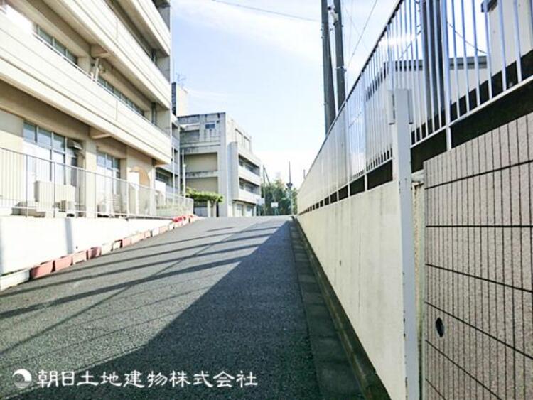 周辺 【横浜市立小机小学校】1440ｍ　小机エリアの穏やかで自然豊かな住宅街に位置しお子様がのびのびと学べます。地域とのつながりも強く見守り体制も整っているのが魅力です。