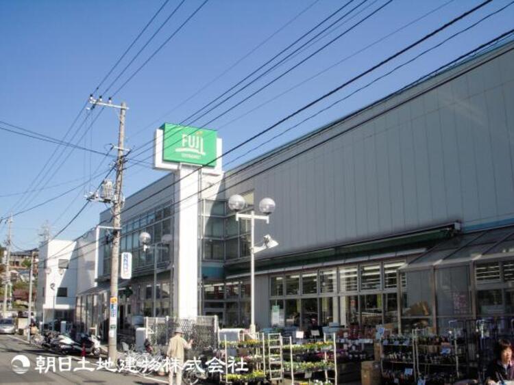 周辺 【ＦＵＪＩ菅田】1660ｍ　生鮮食品から日用品まで揃う、地域密着型の便利なスーパー。使いやすい売り場と親しみやすい雰囲気で、毎日の買い物を快適にしてくれます。