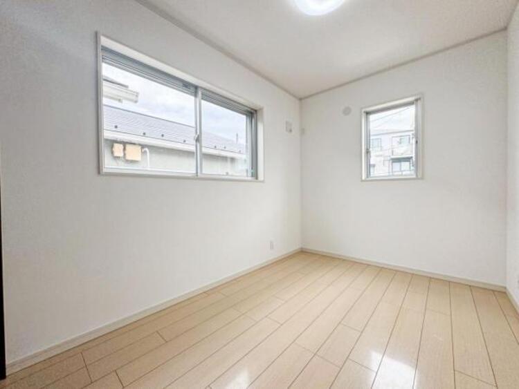 内装 ●〇採光、通風が心地よいお部屋です。お子様部屋にも、お父さんの書斎にも、どんな目的でも心地よくお使いいただけるようなデザインになっている為、家族構成の変化にも柔軟に対応できる居室となっております　〇●