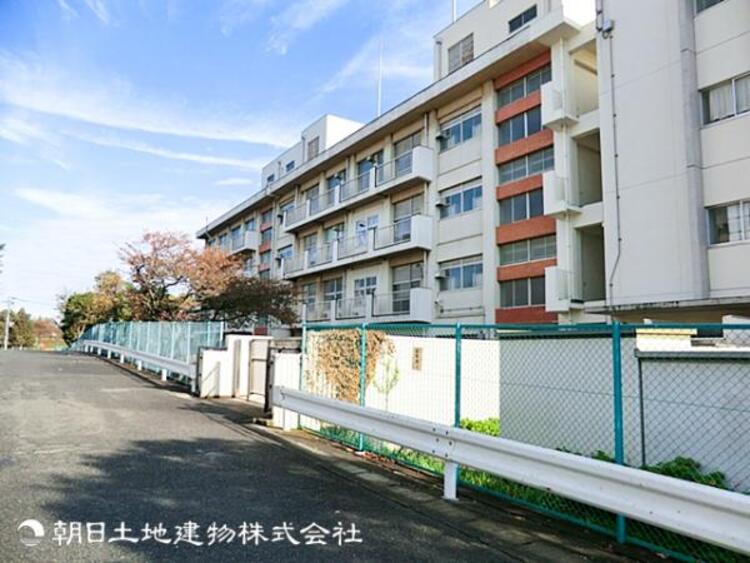 周辺 【新羽小学校】700ｍ　高台の見晴らしの良い立地にあり、羽丘陵公園や竹林などの自然の中でゆったりと学ぶことができます。飼育小屋や池・水田など観察環境も整っています。