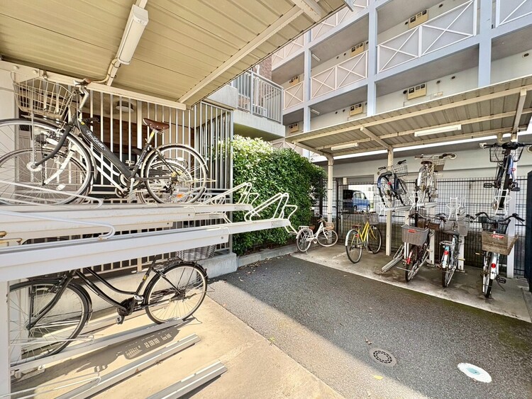 設備 きちんと整備された駐輪場。住む方の心遣いが感じられます。