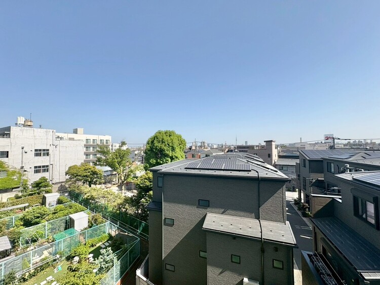 バルコニー 窓を開けると広がる青空。心をリフレッシュして日々を過ごしていきましょう。