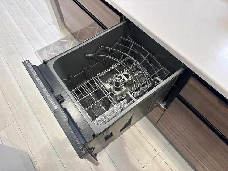 設備 食器洗いの負担を軽減。手荒れを抑えて、節水効果も見込めます。省スペースのビルトインタイプです。