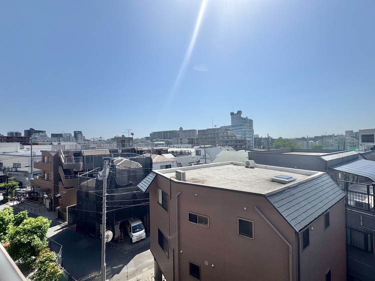 バルコニー 窓を開けると広がる青空。心をリフレッシュして日々を過ごしていきましょう。