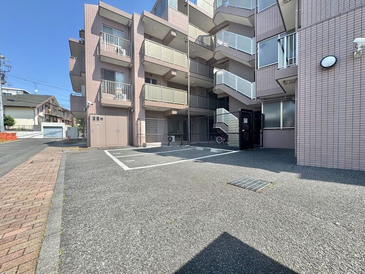 駐車場 本物件の駐車スペースです。車種制限のある場合もございますので、お気軽にお問い合わせくださいませ。