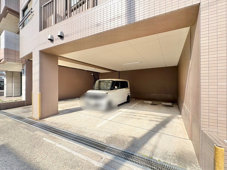 駐車場 本物件の駐車スペースです。車種制限のある場合もございますので、お気軽にお問い合わせくださいませ。