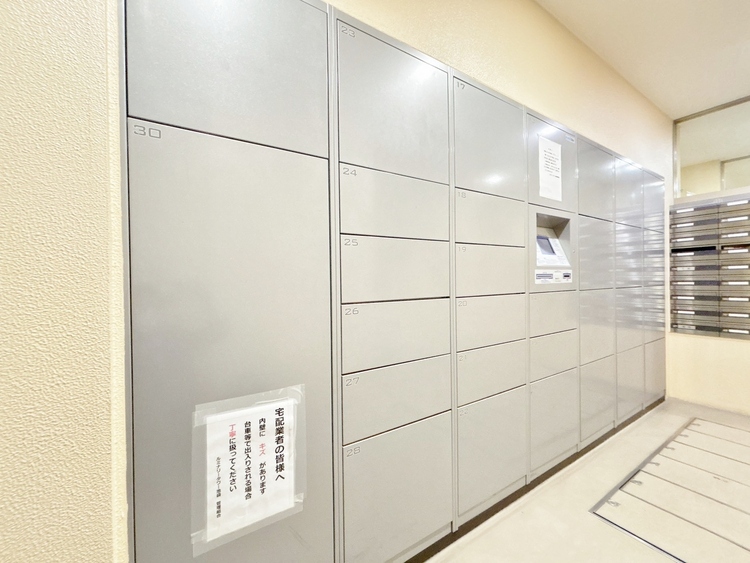 設備 外出中に活躍してくれる宅配ボックスが設置されています。家で宅配物を待たなくて済みますね。