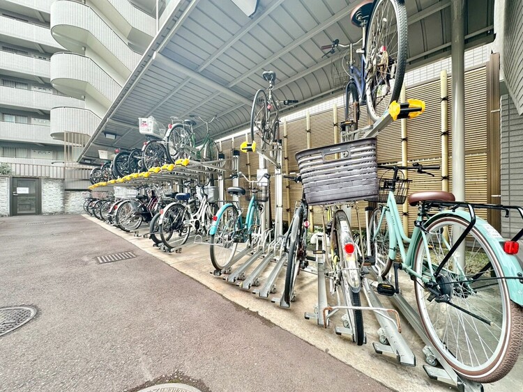設備 きちんと整備された駐輪場。住む方の心遣いが感じられます。