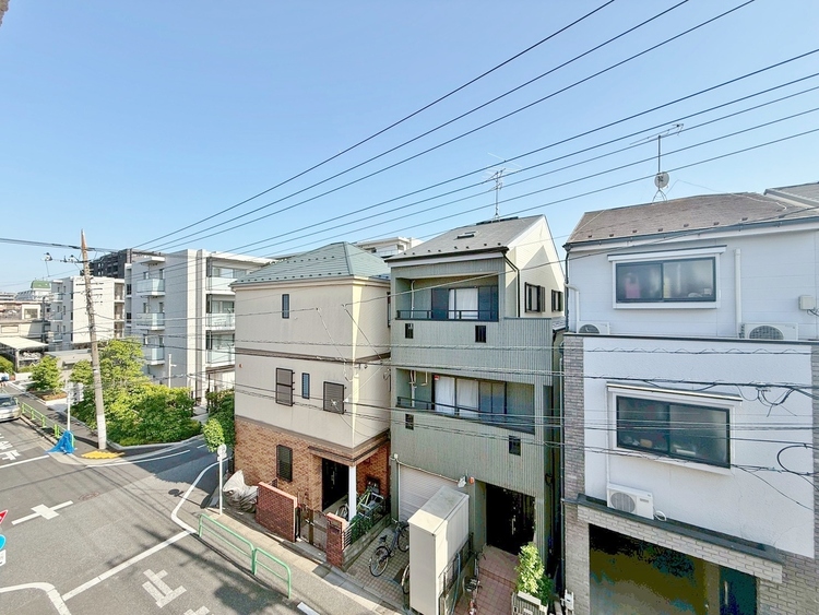 バルコニー 窓を開けると広がる青空。心をリフレッシュして日々を過ごしていきましょう。
