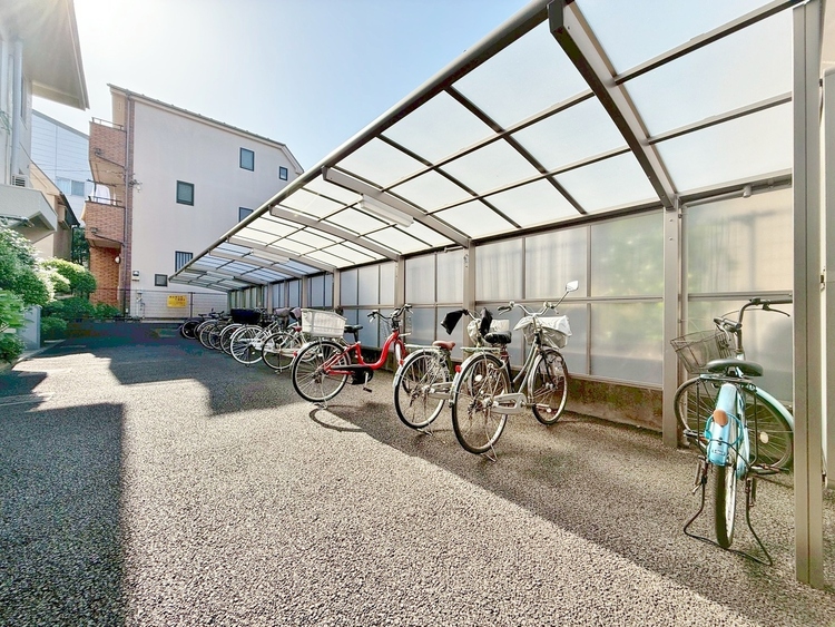 設備 きちんと整備された駐輪場。住む方の心遣いが感じられます。