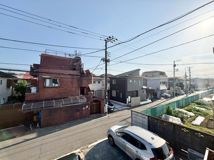 バルコニー 窓を開けると広がる青空。心をリフレッシュして日々を過ごしていきましょう。