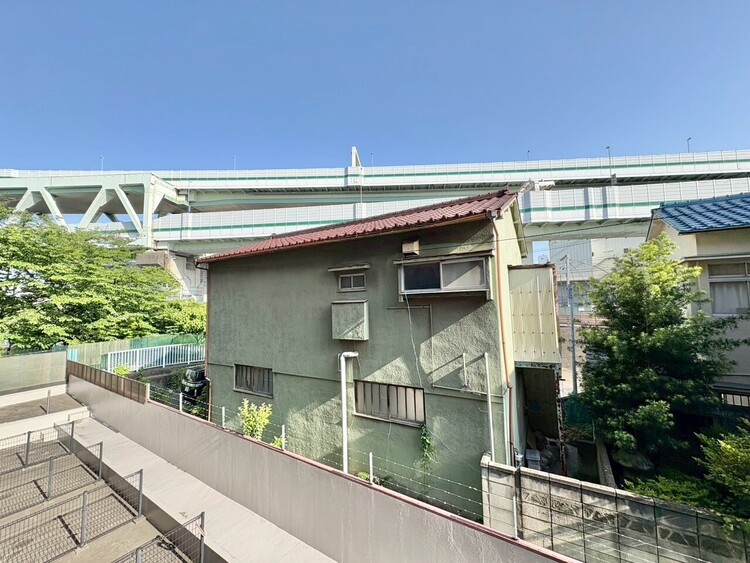 バルコニー 窓を開けると広がる青空。心をリフレッシュして日々を過ごしていきましょう。