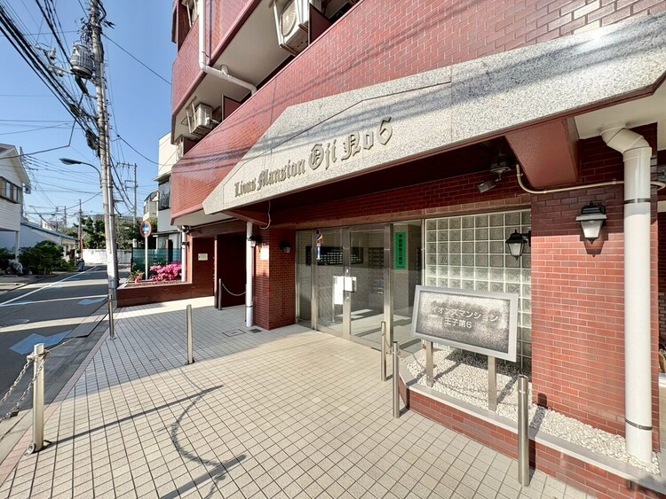 エントランス 外と内をつなぐエントランスは、まさに顔となる場所。